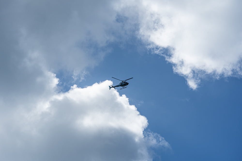 helicoptero voando